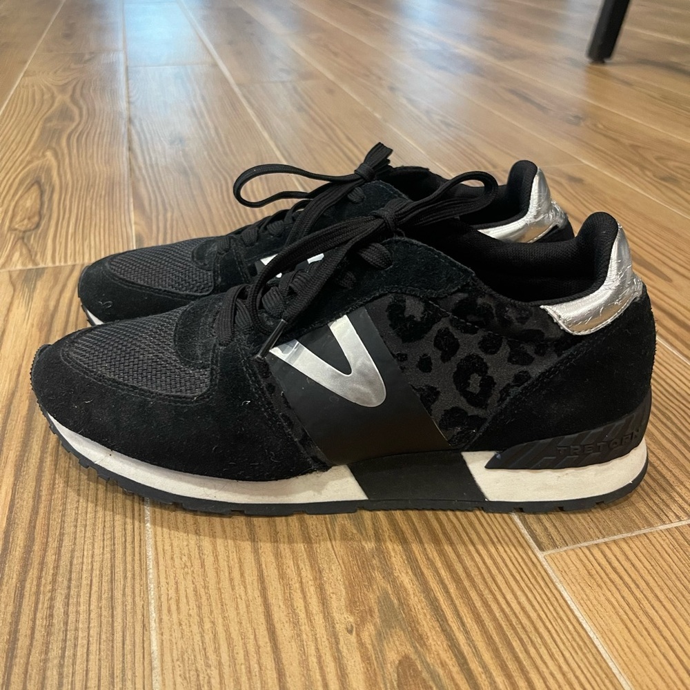 Tretorn tennis shoe women’s. Barely worn. Size 8.5